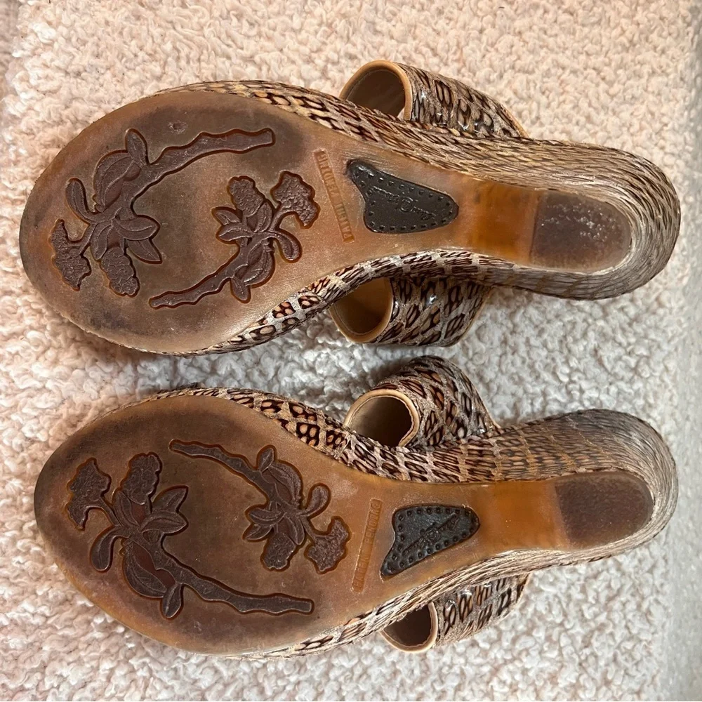 Born Crown Skyler Terra Snake Print Wedge Sandals Sz 8 Beige Brown Leather 4”
